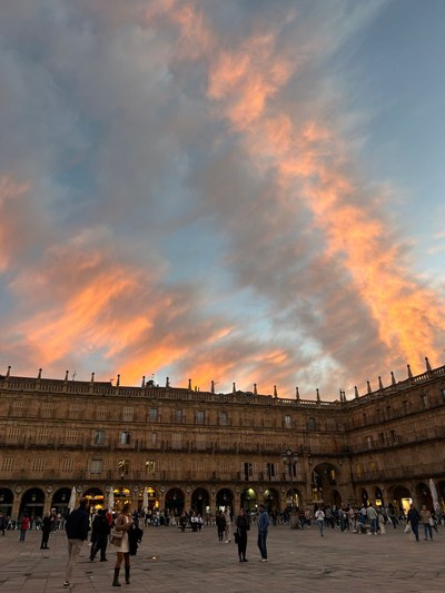 Die Plaza Mayor mit dem erleuchteten Himmel vor dem Sonnenuntergang.