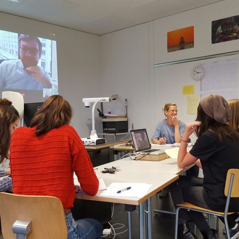 Skypen mit Amerika-Korrespondent Peter Düggeli (SRF) während der US-Wahlen. Vergrösserte Ansicht