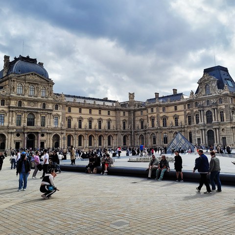 Louvre Place. Vergrösserte Ansicht