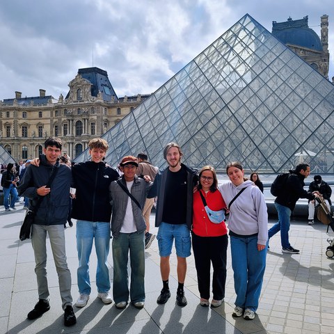 Louvre Pyramides. Vergrösserte Ansicht