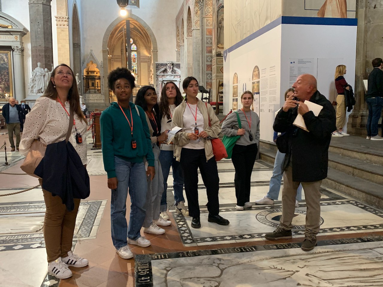 Schülerinnen des Schwerpunktfachs Italienisch während der Führung in der Kirche Santa Croce.