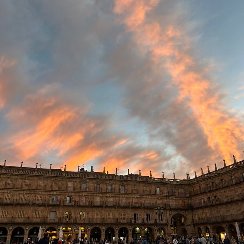 Die Plaza Mayor mit dem erleuchteten Himmel vor dem Sonnenuntergang.. Vergrösserte Ansicht