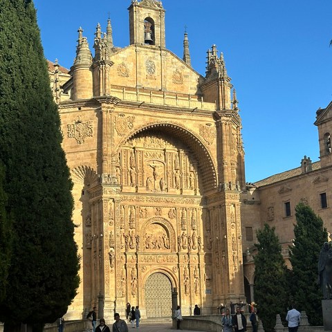 Die wunderschöne Fassade der Kathedrale in Salamanca. Diesen Anblick durften wir bei schönem Wetter geniessen.. Vergrösserte Ansicht