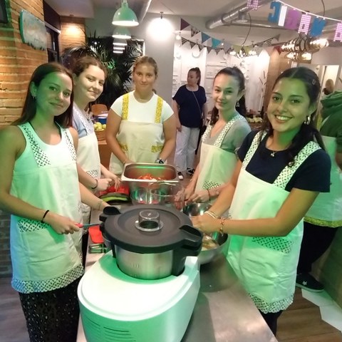 Um einen tieferen Einblick in die spanische Kultur zu bekommen, besuchten wir einen Kochkurs. Wir haben unseren eigenen Gazpacho und eigene Paella gekocht und gegessen. Buen provecho!. Vergrösserte Ansicht