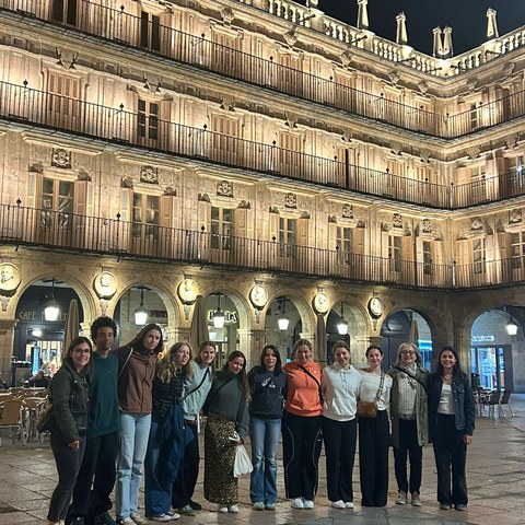 Unser letzter Abend in Salamanca. Die ganze Gruppe steht auf der beleuchteten Plaza Mayor. Vergrösserte Ansicht
